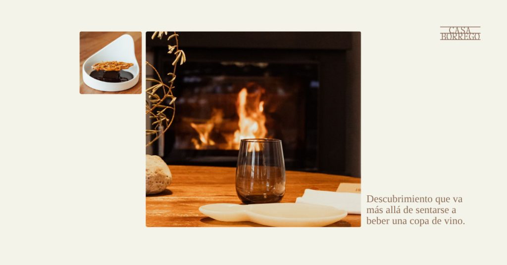 Mesa junto a la chimenea preparada para disfrutar de una experiencia gastronómica y de vino en Murcia